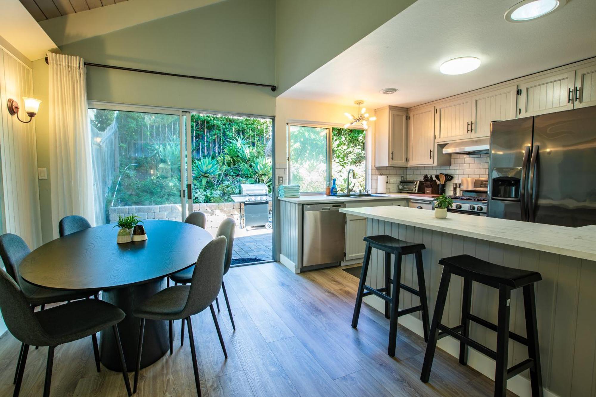 Cozy Getaway. Fire Pit And Endless Views! 5 Beds Holiday home *